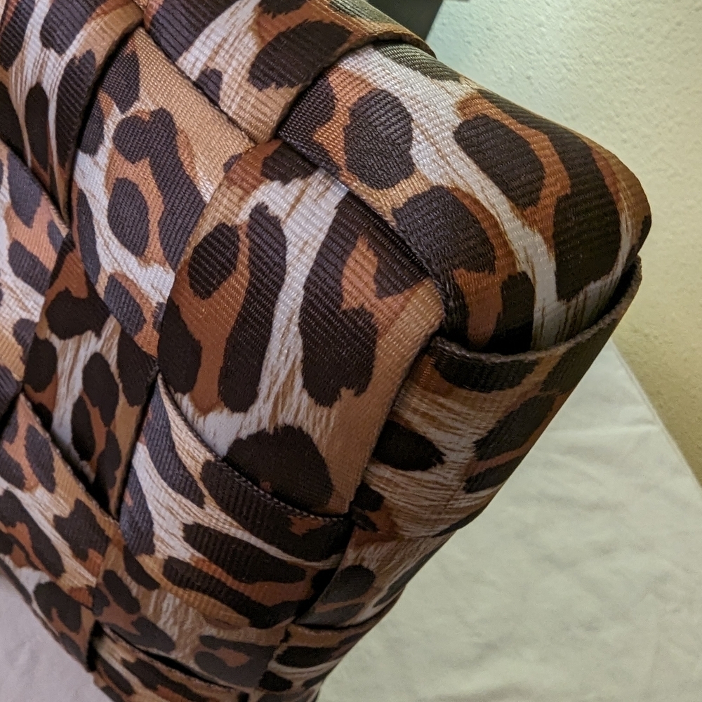 Harveys Snow Leopard (Old Style) Mini Messenger Bag - Picture 7 of 11